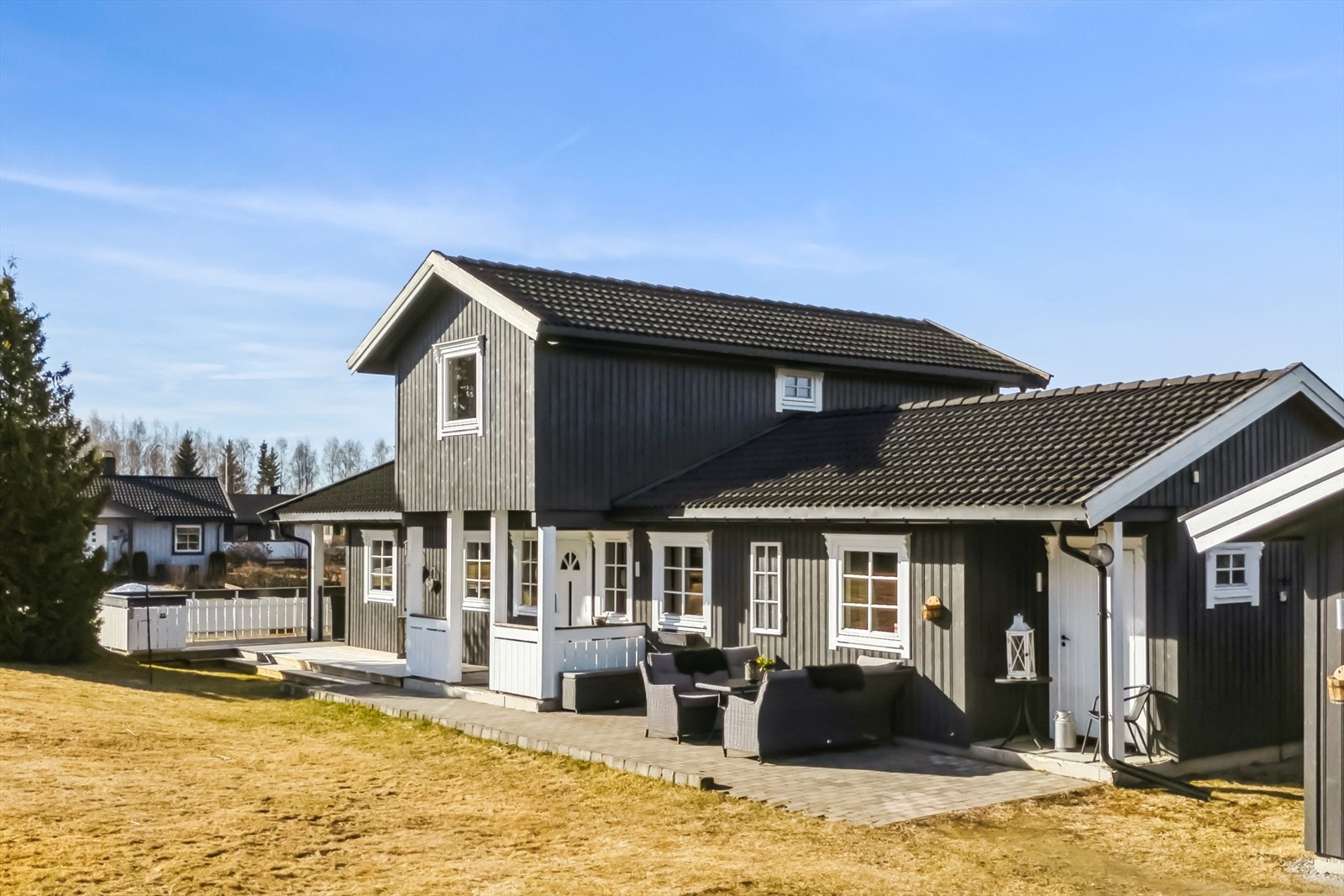 Omgivelsene er landlige og fredfulle, samtidig som det er kort vei til alle fasiliteter i Løten sentrum. Galleribilde