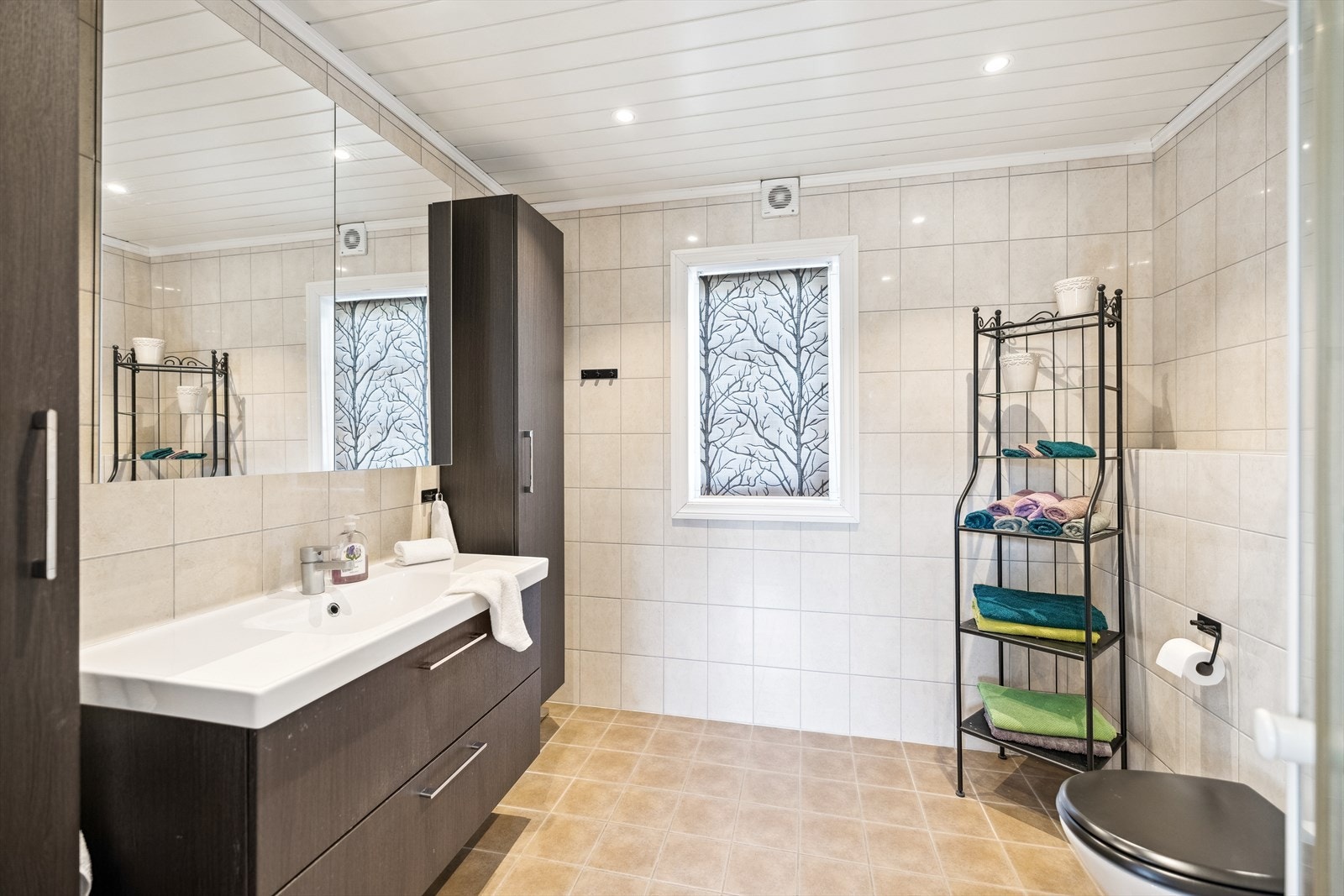 Dagene får en god start på et flislagt bad fra 2015, utstyrt med downlights og varmekabler. Galleribilde