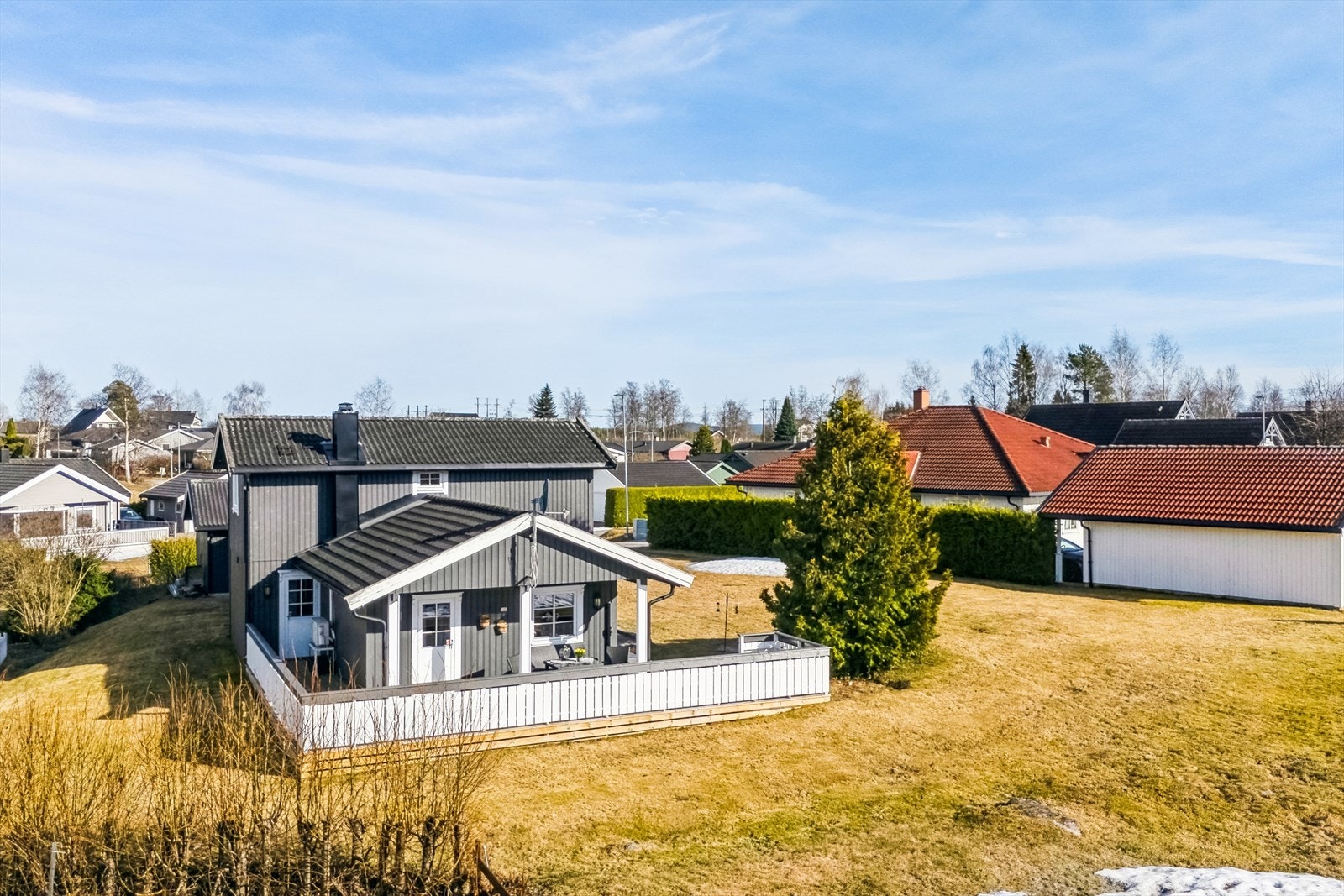 Hagen byr på mye boltreplass, og her kan men sette opp en trampoline eller spille fotball med venner etter skoletid. Galleribilde
