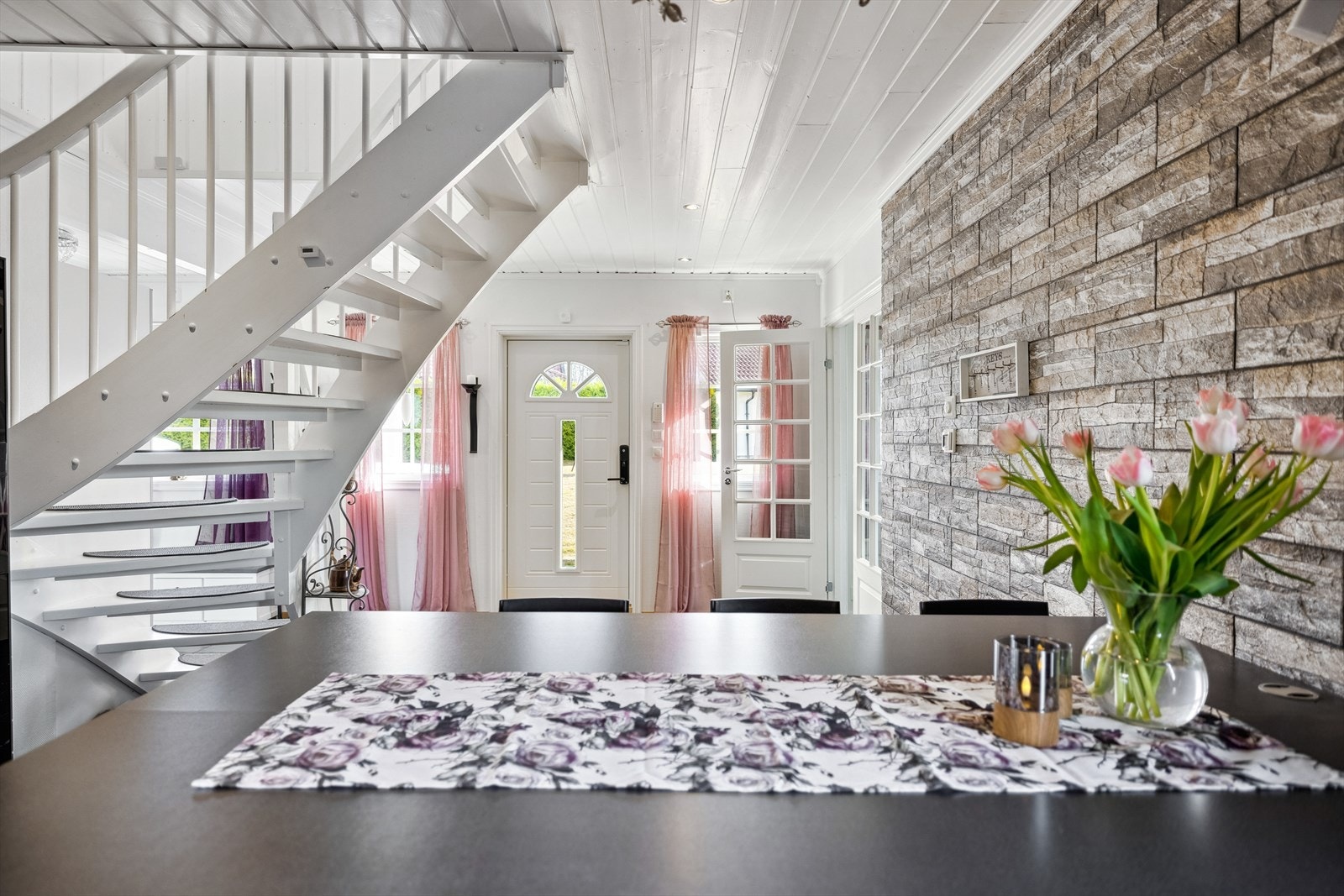 Barløsningen er et fint samlingspunkt, perfekt til måltider og gode samtaler, men også for lekselesing mens maten lages. Galleribilde