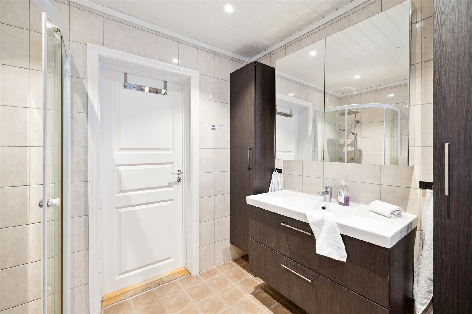 Skapene på badet gir god plass til oppbevaring av håndklær og hygieneartikler. Galleribilde