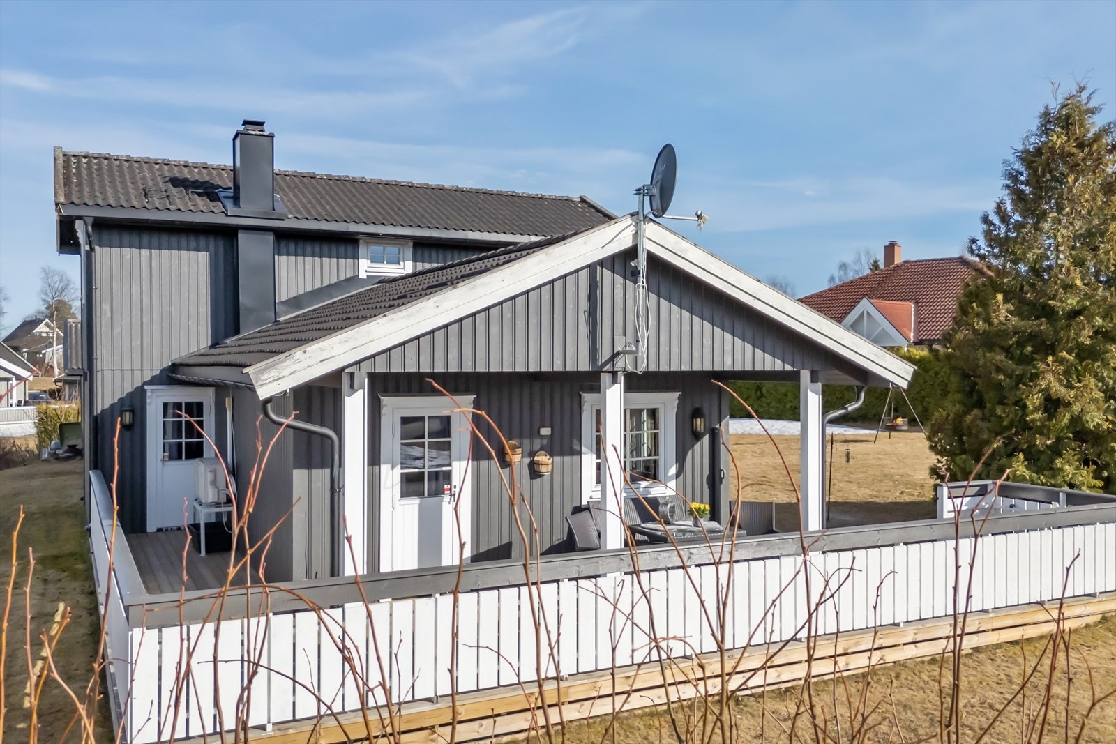 Den store terrassen har adkomst fra både stuen og kjøkkenet. Galleribilde