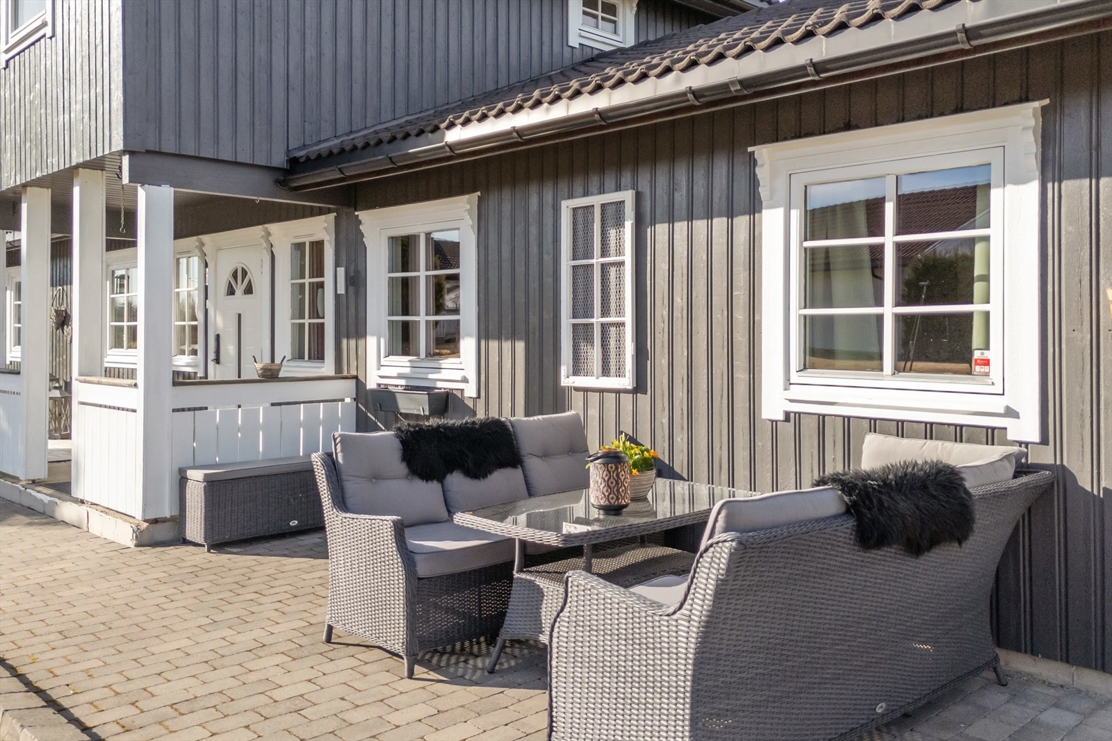 Ved inngangen er det plass til utemøblement på en steinlagt uteplass. Galleribilde