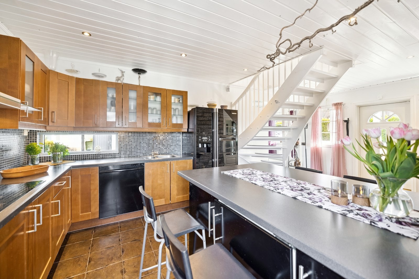 Arbeidsforholdene er gode; her kan både store og små bli med på matlagingen. Galleribilde