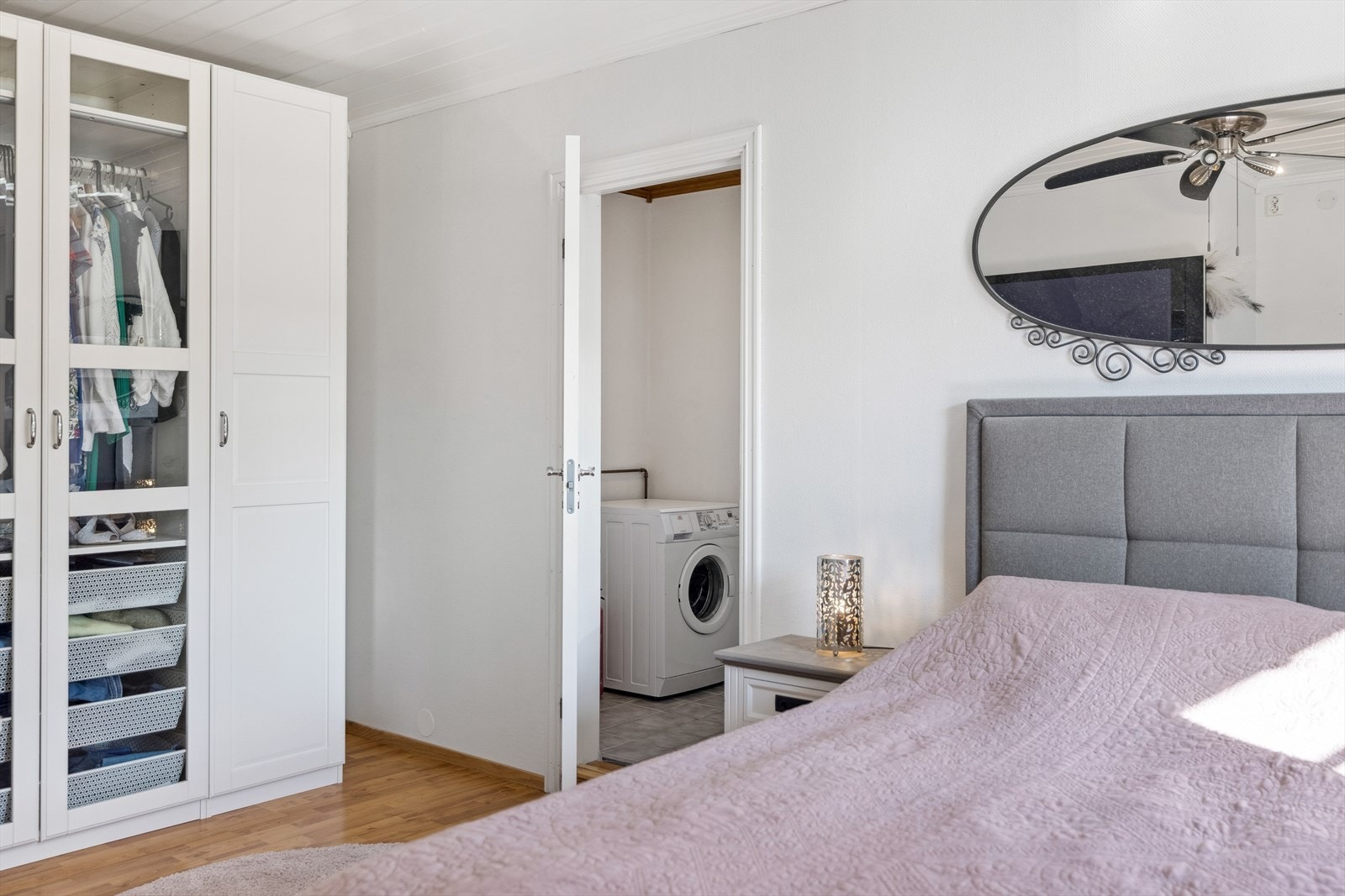 Hovedsoverommet ligger i tilknytning til et eget vaskerom. Galleribilde