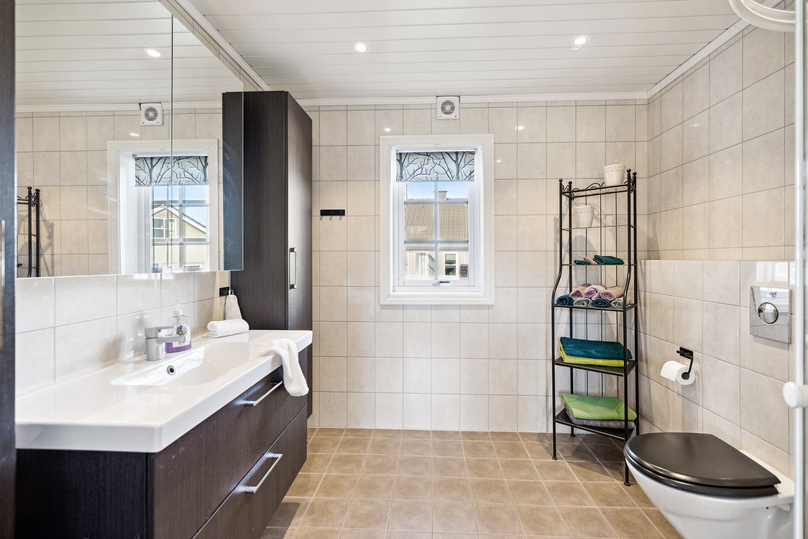 På badet er det dusjhjørne, vegghengt toalett og moderne baderomsinnredning. Galleribilde