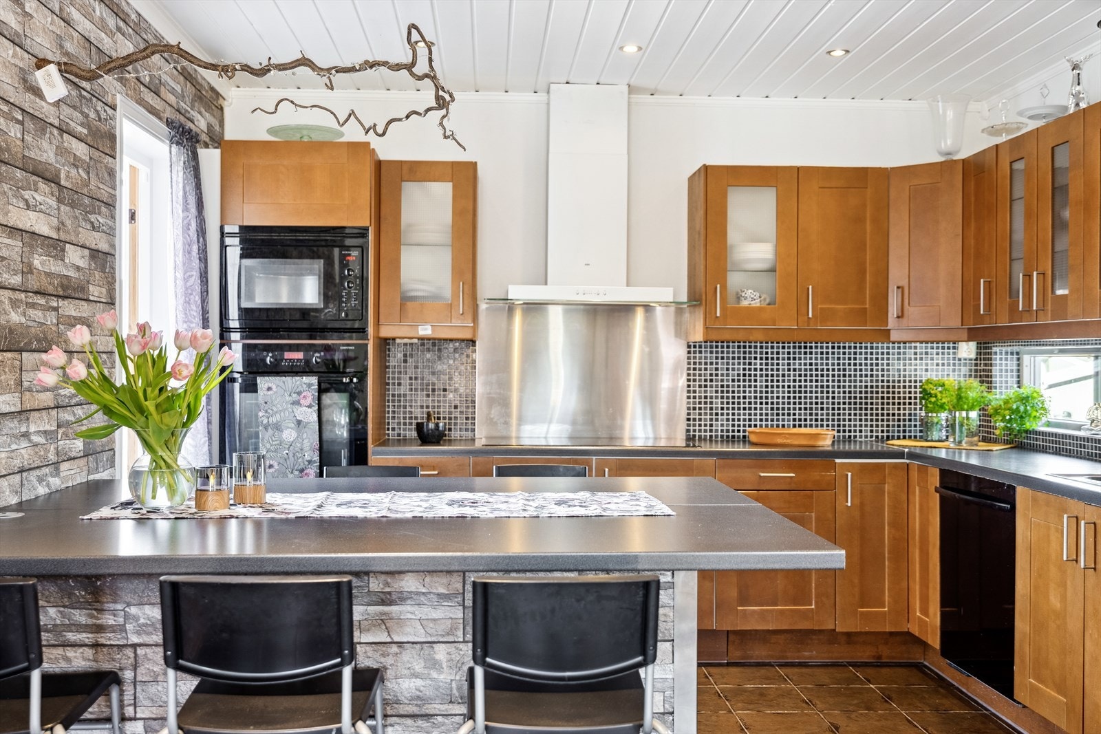 Dels intgrerte hvitevarer inkluderer en stekeovn og en mikrobølgeovn i høyskap. Galleribilde