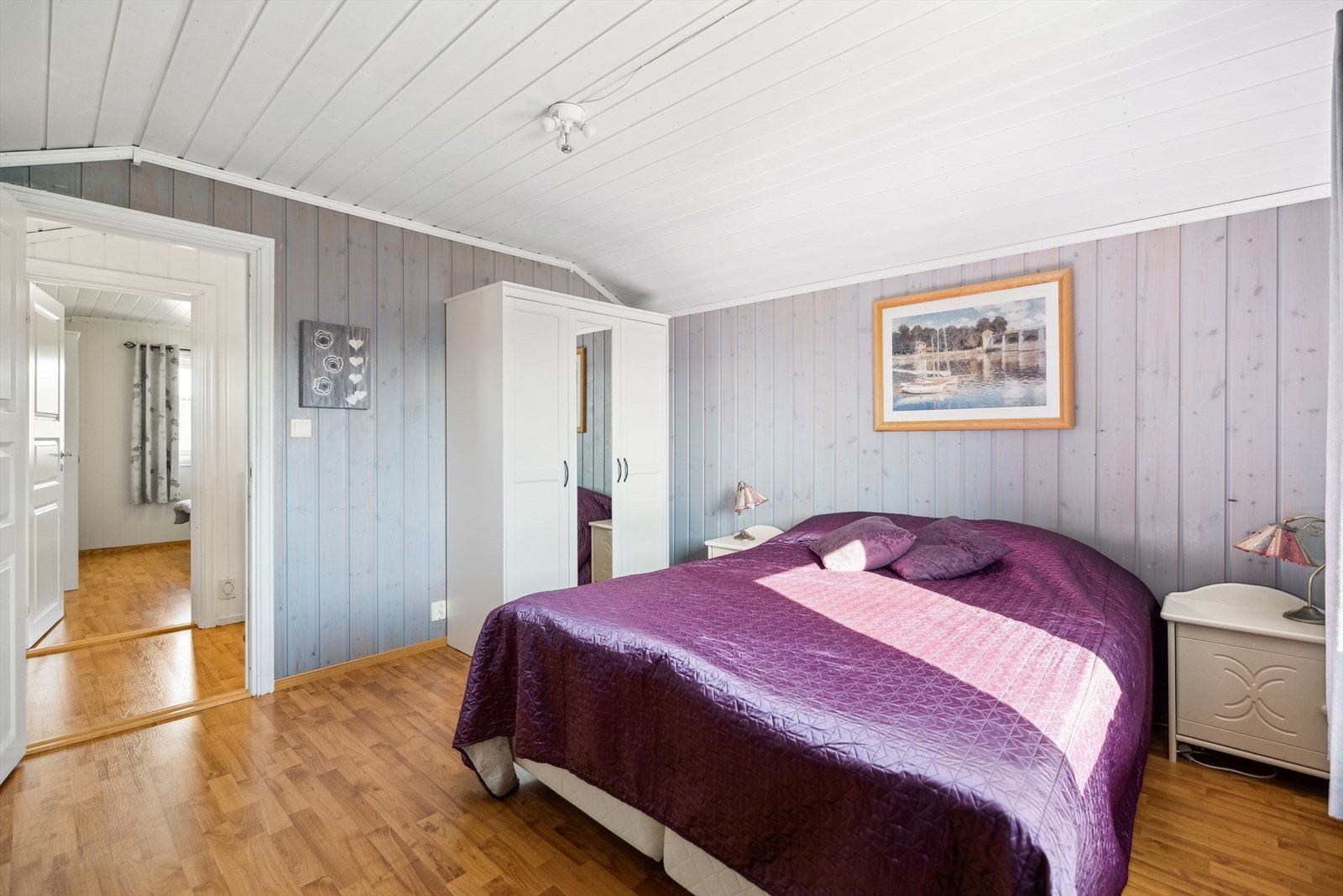 Garderobeplassen er godt ivaretatt, med skap montert på alle soverommene. Galleribilde