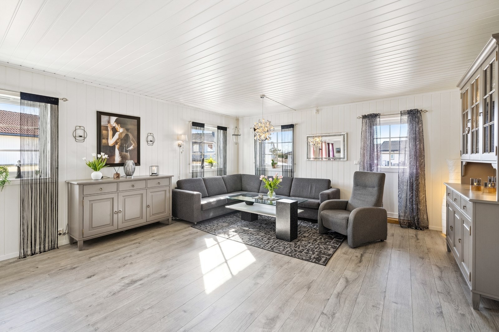 Utformingen gjør stuen enkel å møblere. Galleribilde