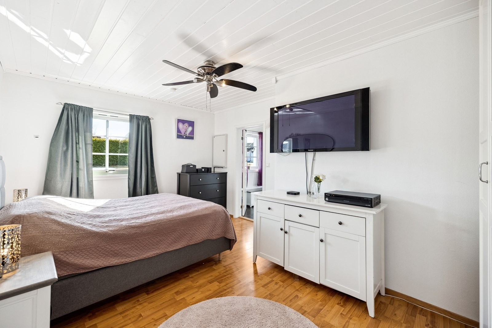 Boligen har til sammen tre romslige soverom, fordelt med ett i første etasje og to i loftetasjen. Galleribilde