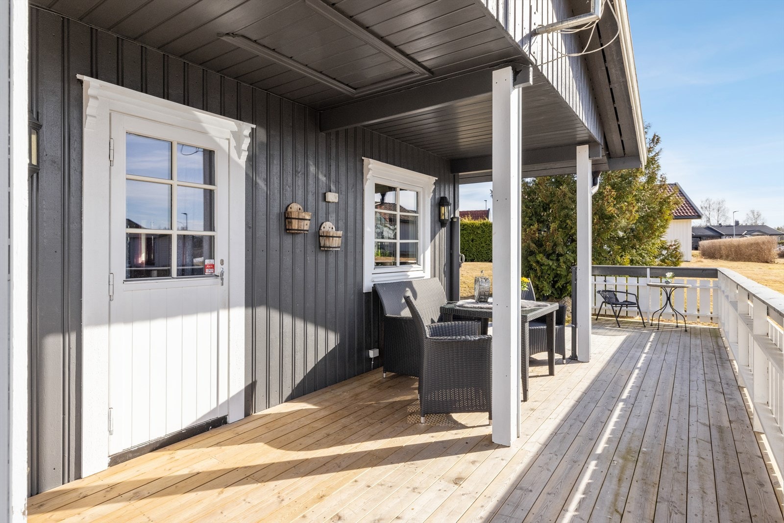 Terrassen innredes enkelt i ulike soner, og innbyr til både stille stunder og lange, sosiale kvelder. Galleribilde