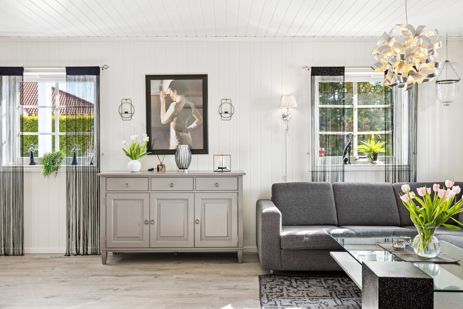 Vinduer i to himmelretninger sørger for godt med naturlig lys i stuen. Galleribilde