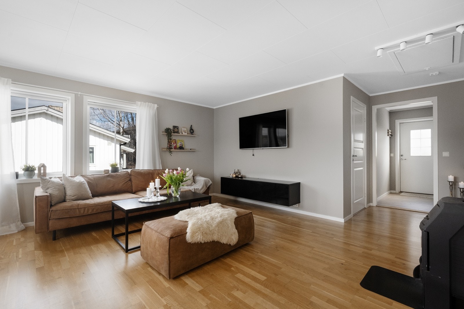 De store vindusflatene slipper godt med lys inn. Galleribilde