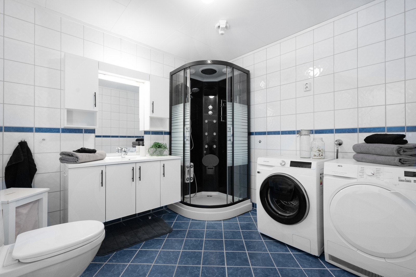 Stort, flislagt bad/wc med varme i gulv. Galleribilde