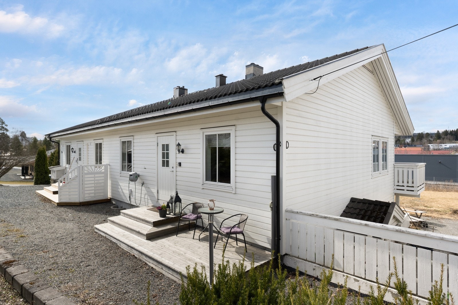 Det er også en koselig terrasse/platting ved inngangspartiet. Galleribilde