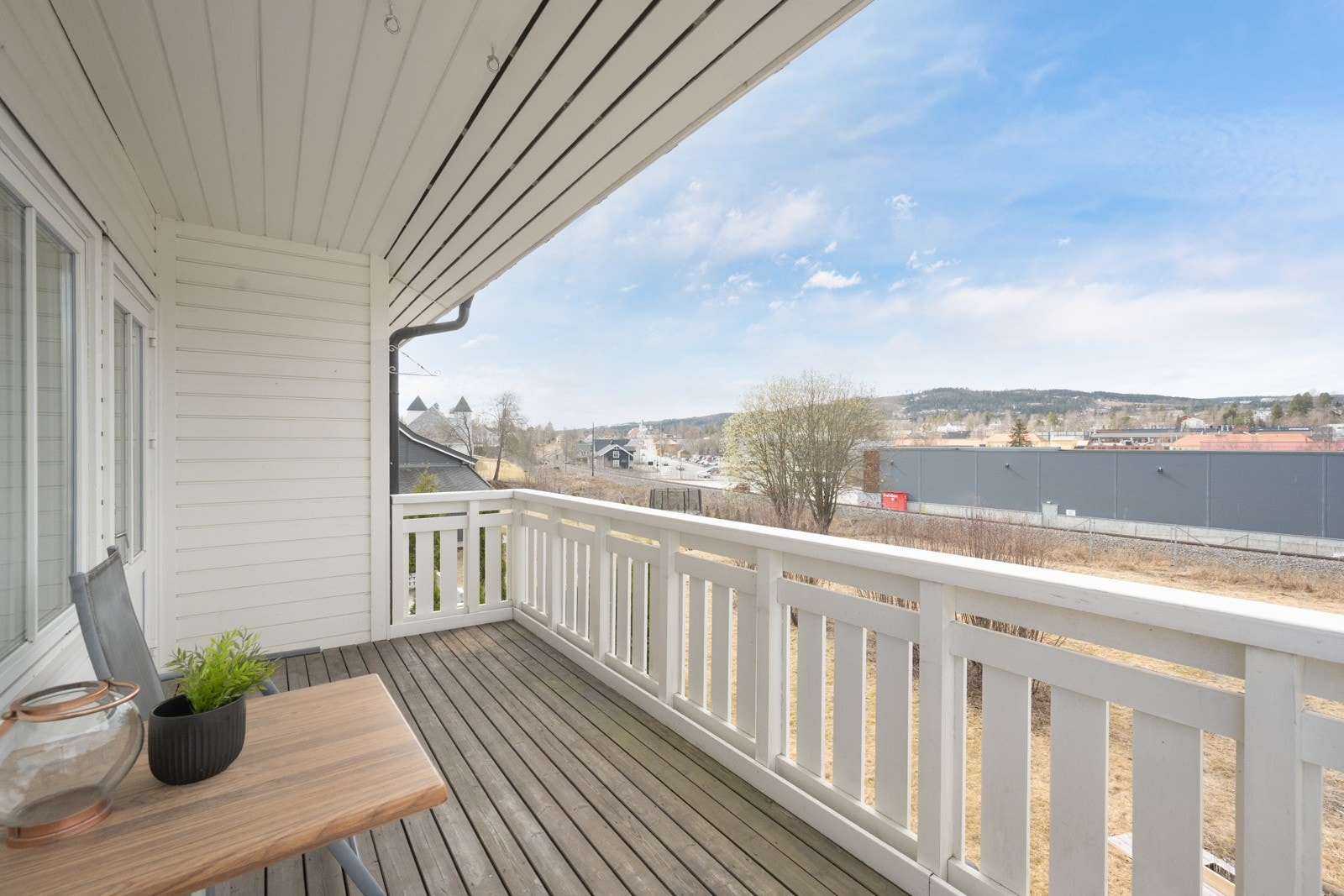 Koselig, overbygd veranda med adkomst fra stua. Galleribilde