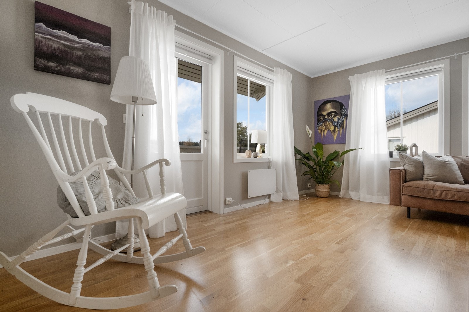 Fra stua er det utgang til vestvendt veranda Galleribilde