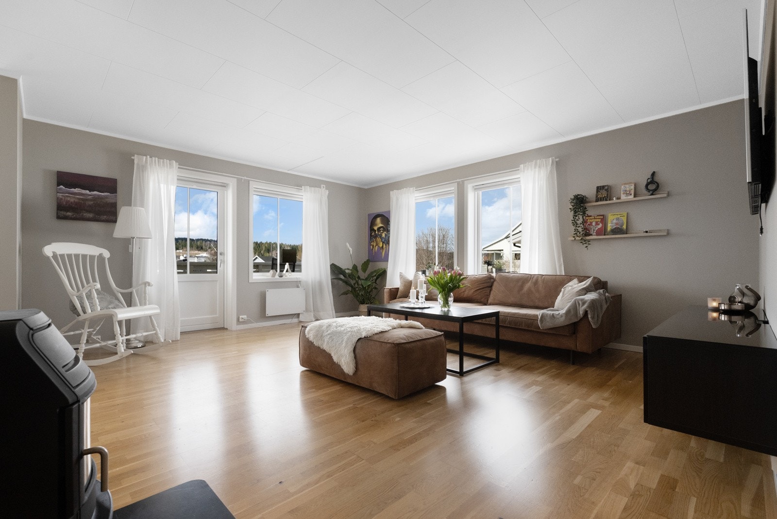 Lun & koselig stue med plass til sofa samt tv-møblement. Galleribilde