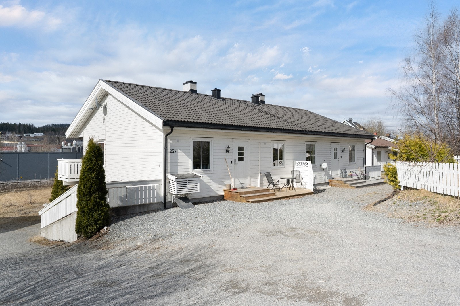 Solrikt beliggende på østsiden av Raufoss Galleribilde