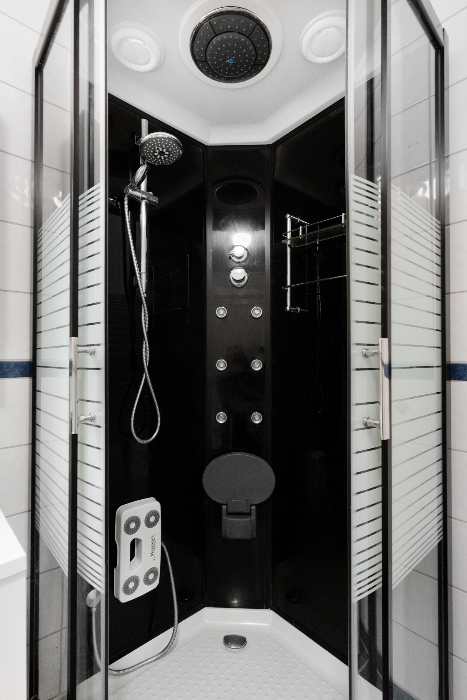 Badet er utstyrt med baderomsinnredning med slette fronter, heldekkende servant med 1-greps servantarmatur. Overskap og speil på vegg over servant. Tilhørende belysning. Gulvmontert toalett. Dusjkabinett med multifuksjoner. Opplegg for vaskemaskin. Galleribilde