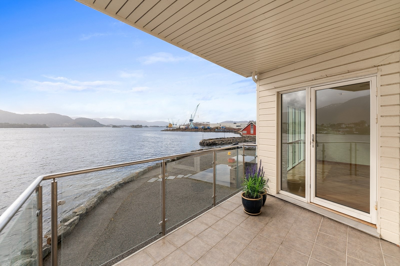 Overbygd veranda med utsikt vestover. Gode solforhold Galleribilde