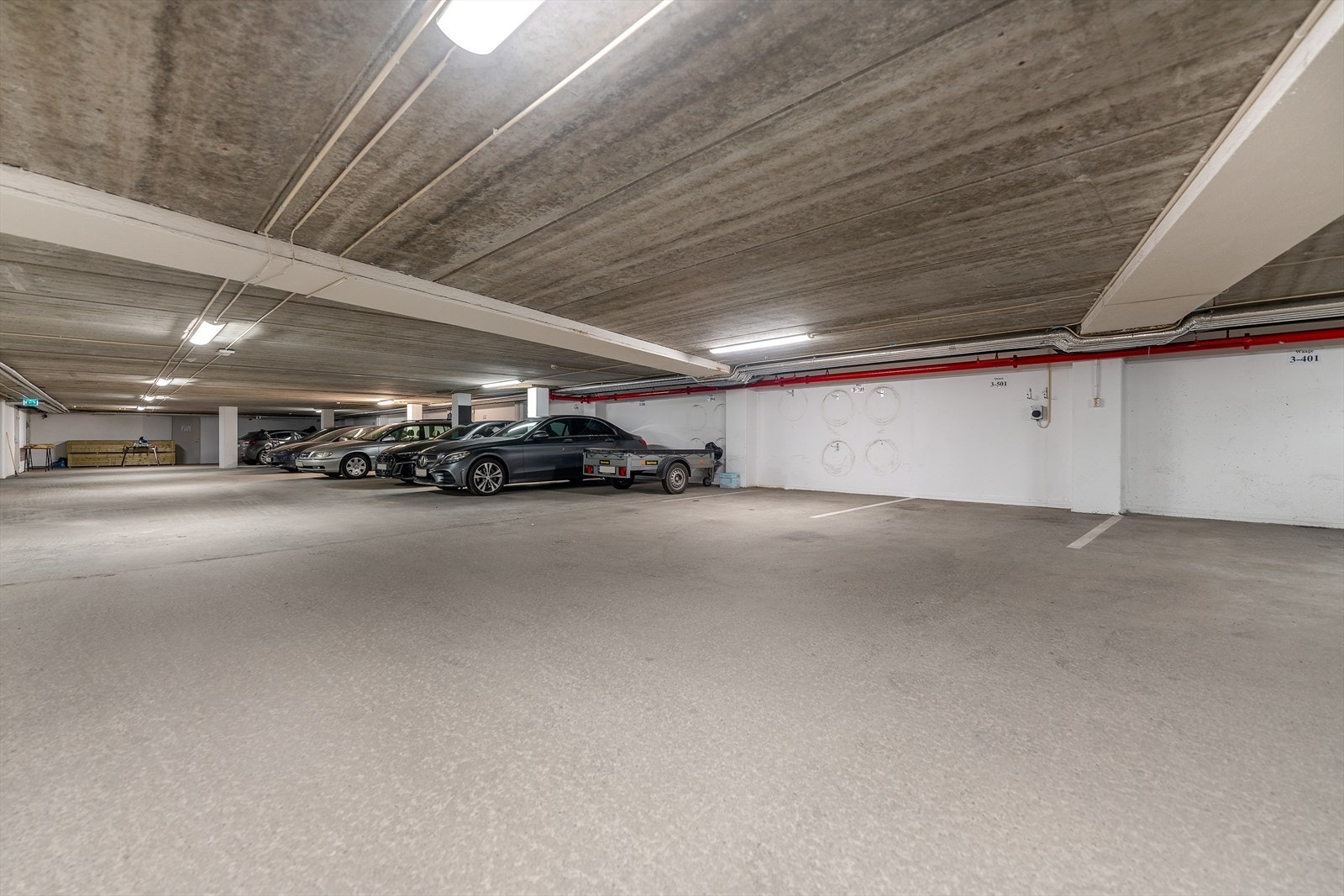 Leiligheten disponerer ein parkeringsplass for bil i felles garasjeanlegg Galleribilde