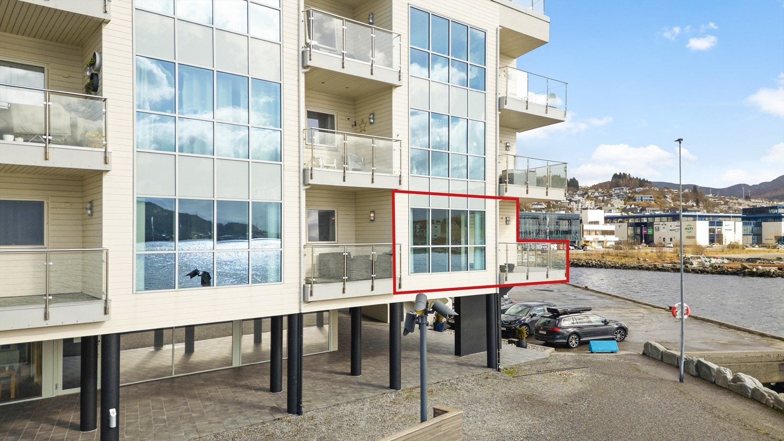 Hjørneleiligheita har utsikt både mot sentrum og utover fjorden Galleribilde