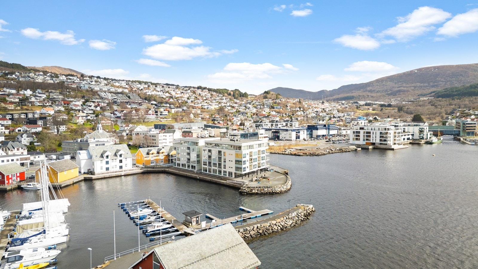 Bygget ligg fint til i sentrum av vakre Ulsteinvik Galleribilde