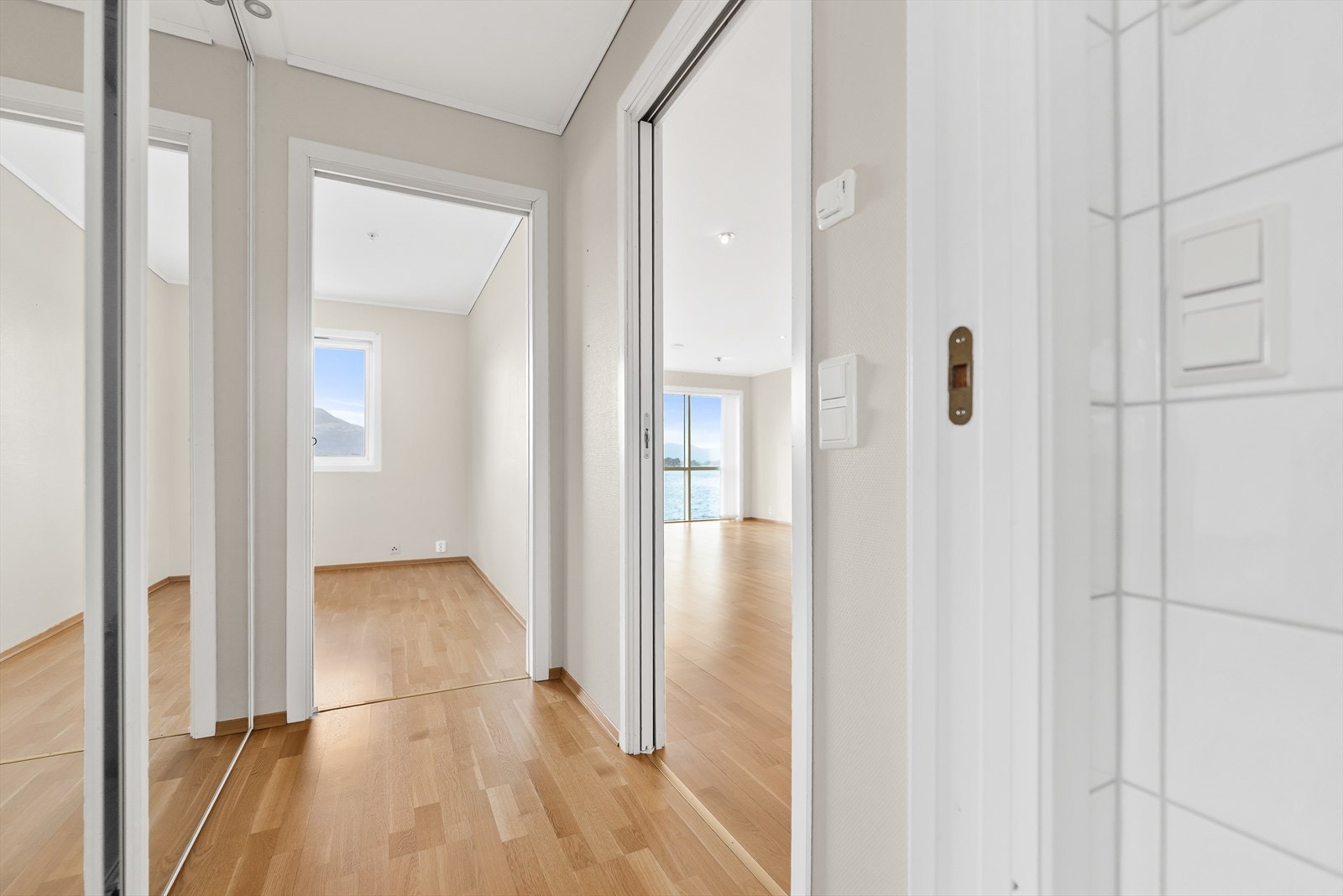 Mellomgang/garderoberom mellom bad og soverom. Skyvedør inn til stue Galleribilde