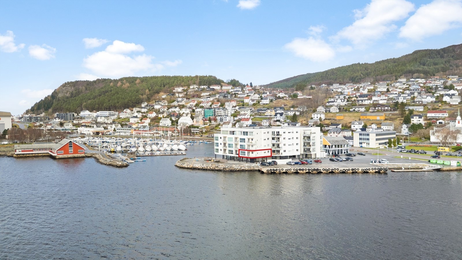 Leiligheita ligg i byggets 2.etg. Markert med rød ramme. Galleribilde