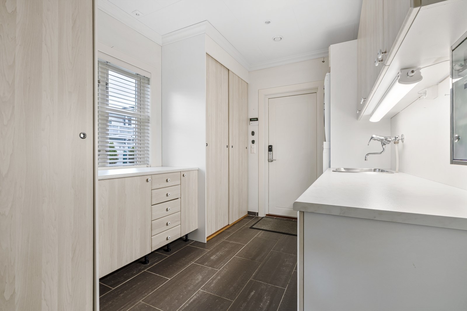 Lyst og flott vaskerom Galleribilde