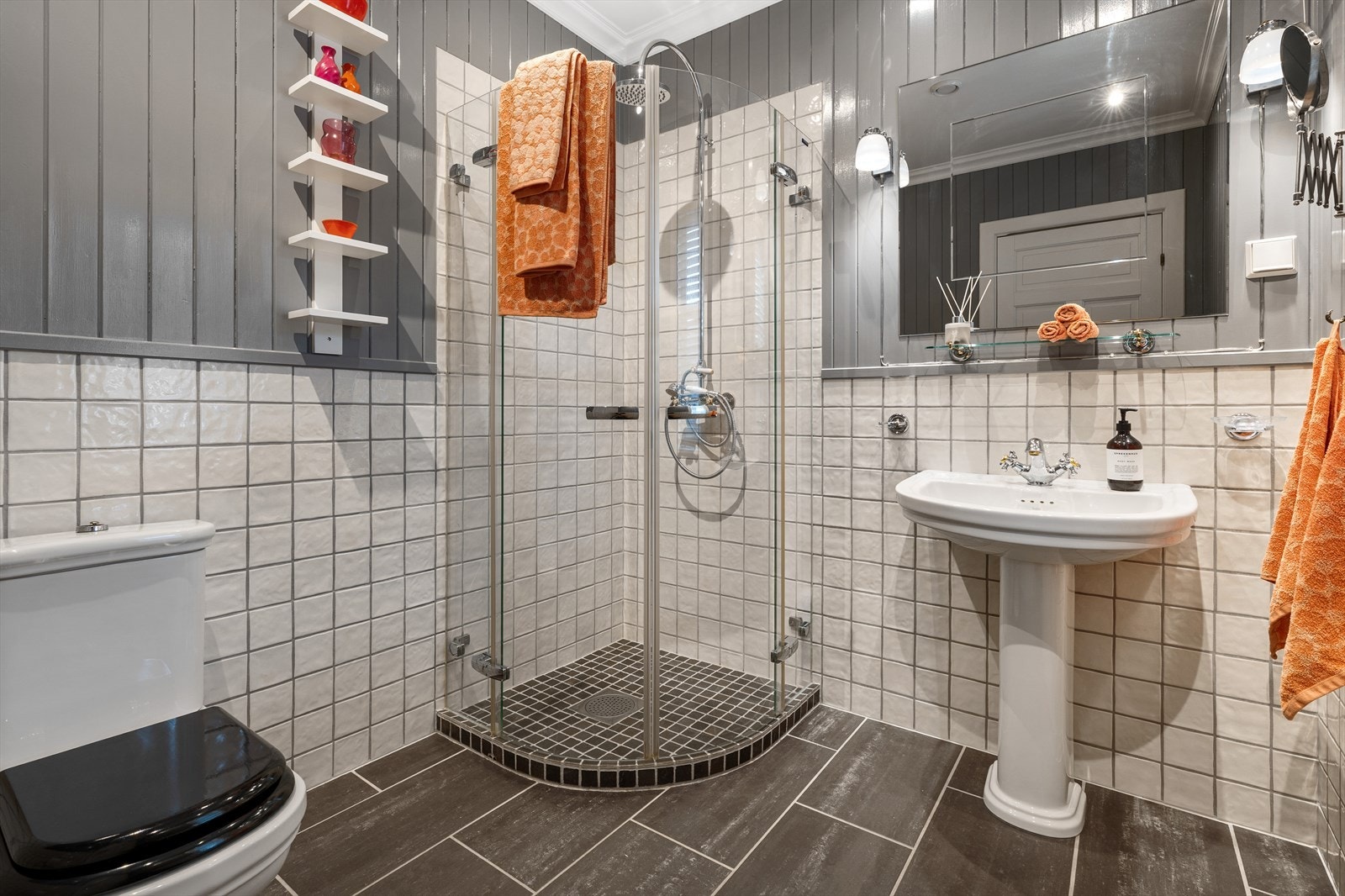 Baderom med dusjhjørne Galleribilde