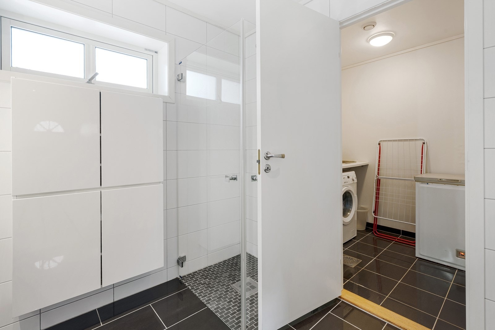 Baderom mot vaskerom Galleribilde