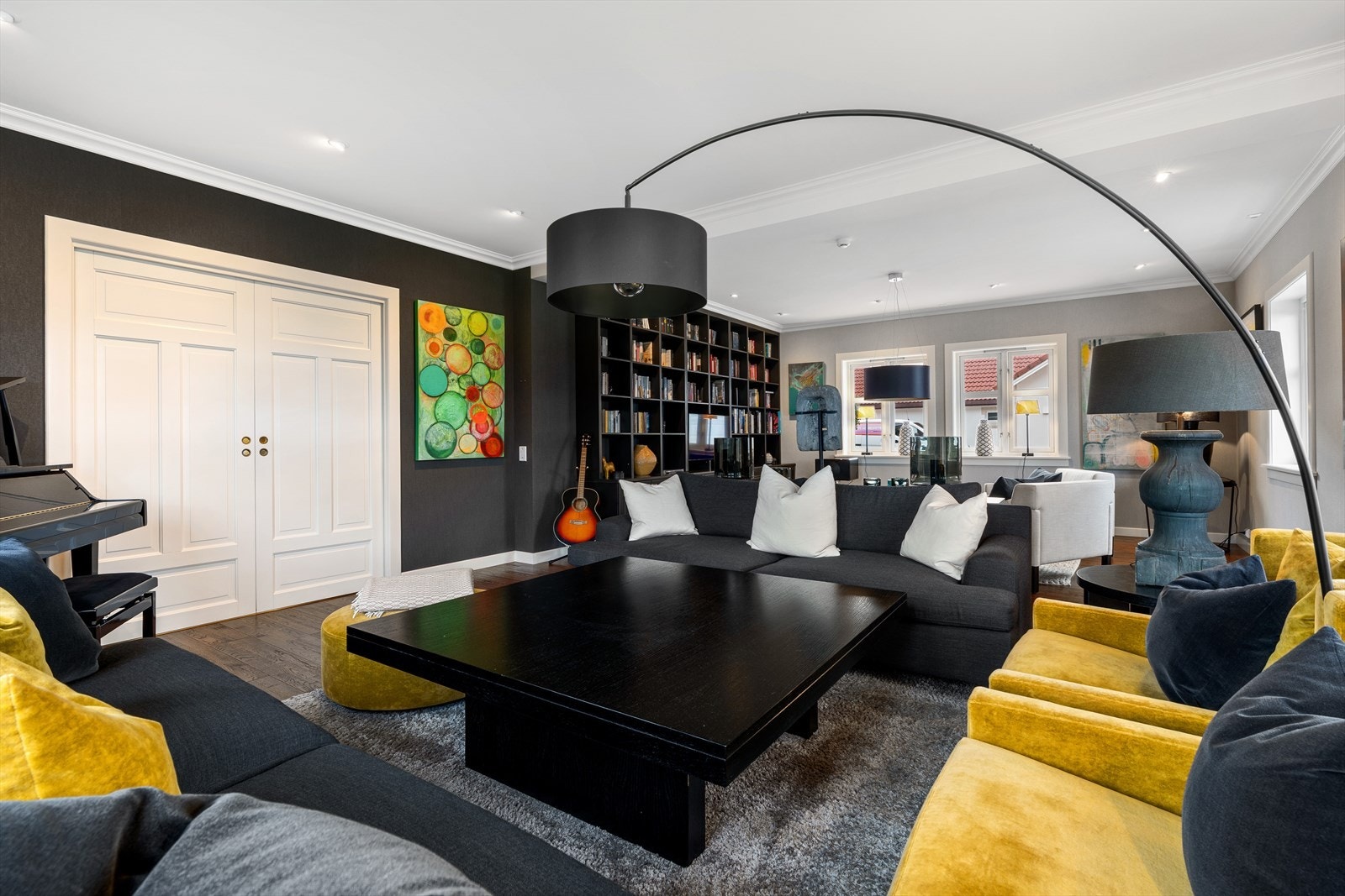 Smakfull stue med ulike sittegrupper. Skyvedører som kan lukkast etter behov Galleribilde