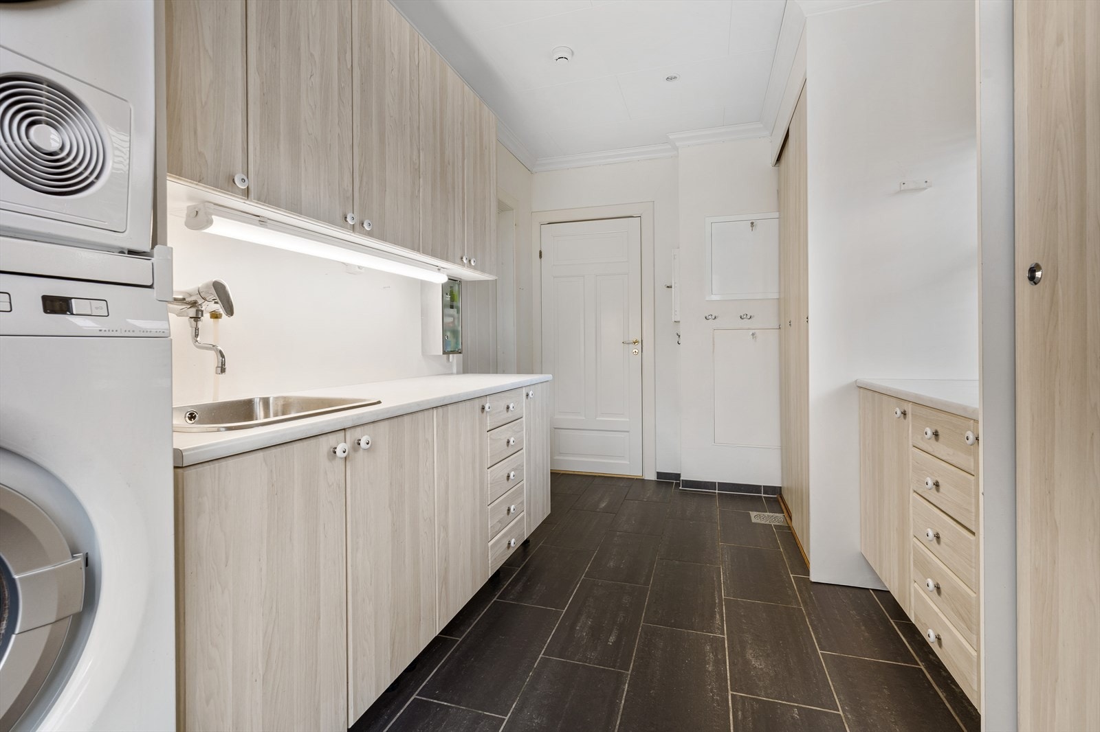 Godt med skapplass på vaskeromet Galleribilde