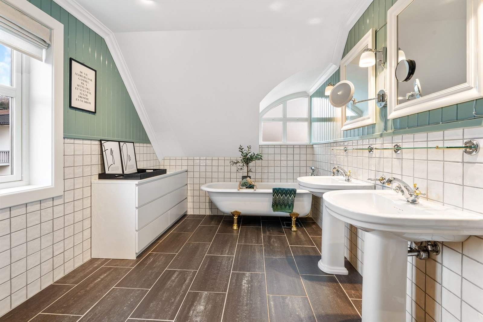 Gjennomført stil på badekar og vasker Galleribilde