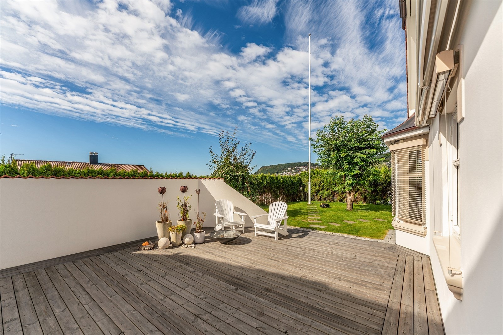 Romslig terrasse som er totalt skjerma for omgivelsane og innsyn Galleribilde
