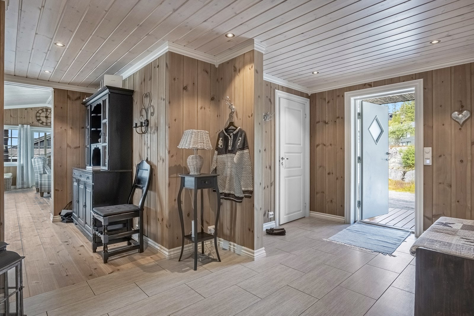 Her er det god plass til å henge fra seg yttertøy og sette fra seg sko. Galleribilde