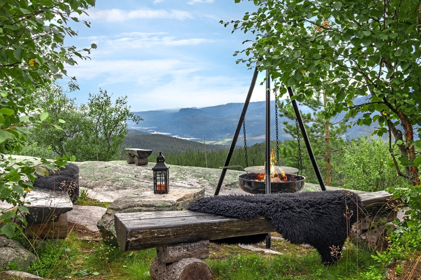 Fra grillhytta kan det også nytes formidabel utsikt. Galleribilde