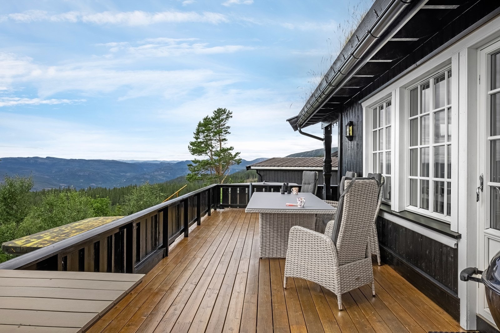 Hytta har flotte utearealer og det er bygget terrasse på både sør- og vestsiden. Galleribilde