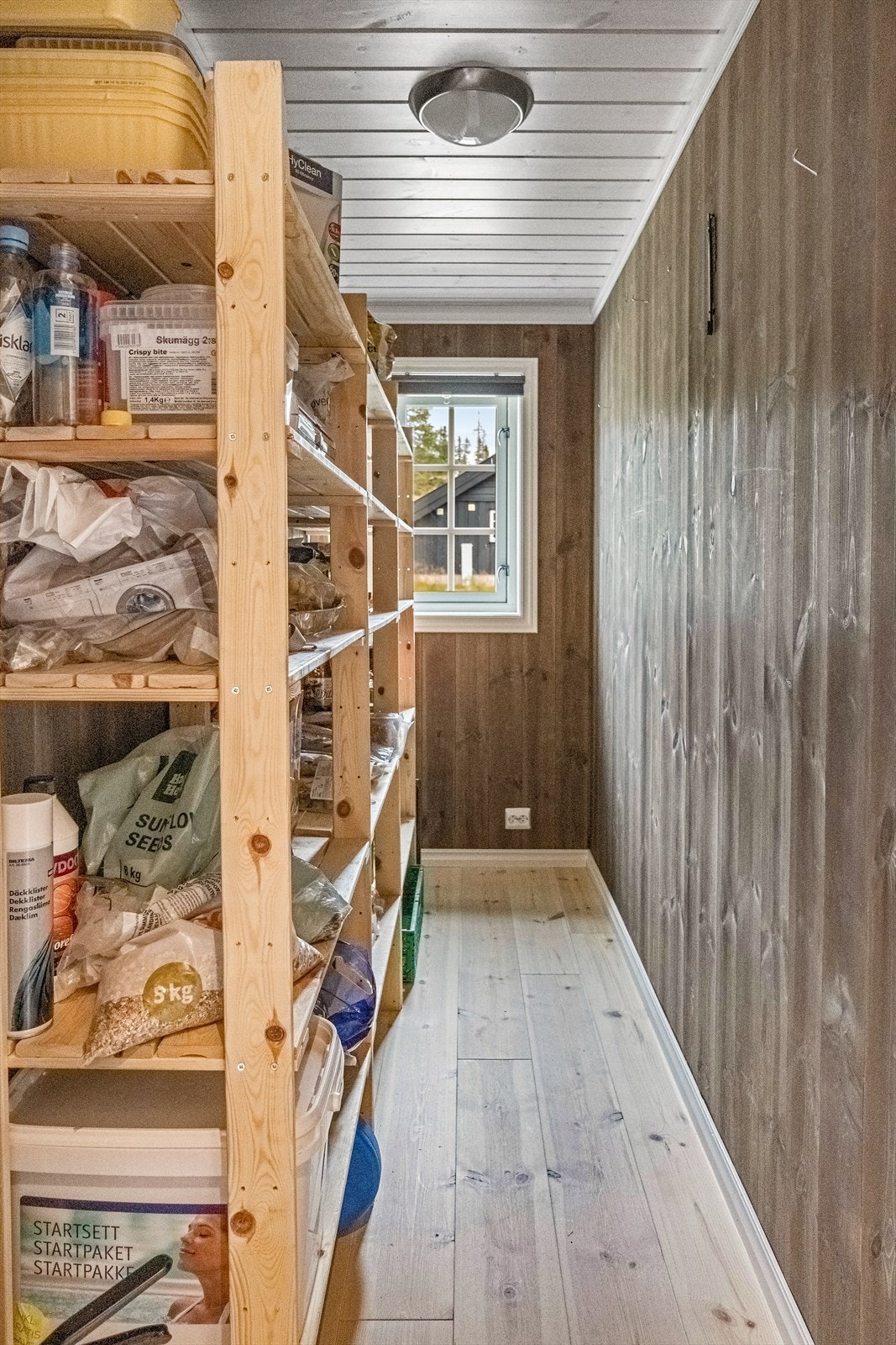 Med adkomst fra entréen ligger også en praktisk innvendig sportsbod, hvor det er godt med plass for både skisko, slalåmstøvler og yttertøy. Galleribilde