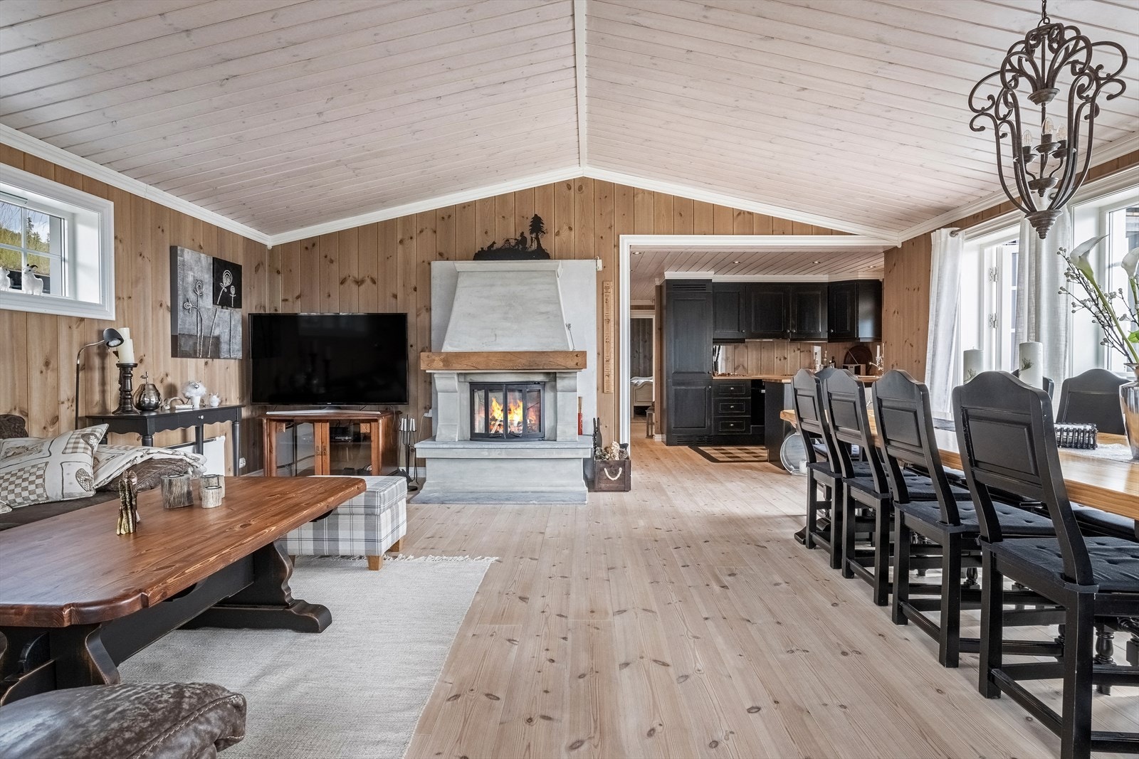 Den åpne løsningen mot kjøkkenet gjør det til et sosialt rom med en åpen atmosfære. Galleribilde