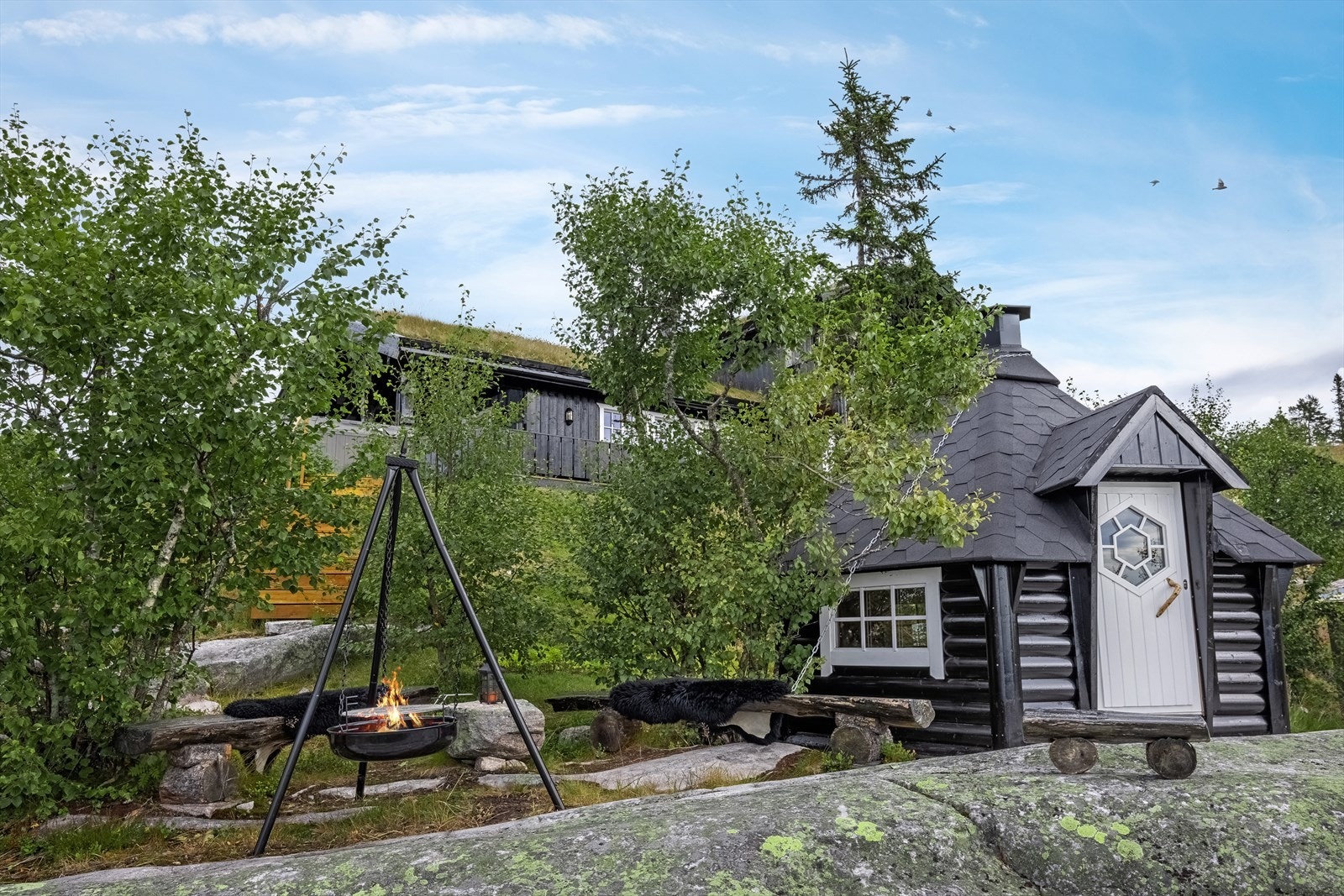 Hytta har også en trivelig grillhytte med god plass til sittegruppe utenfor. Galleribilde