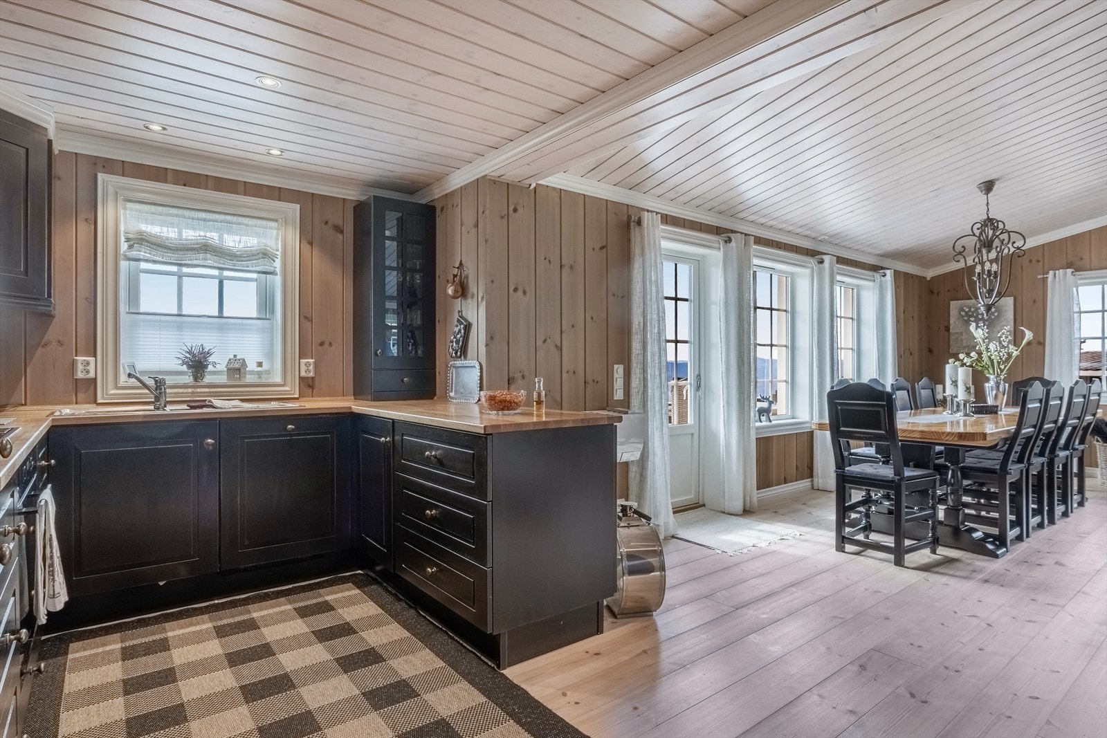 Kjøkkenet og stuen ligger i moderne og sosial åpen løsning. Galleribilde