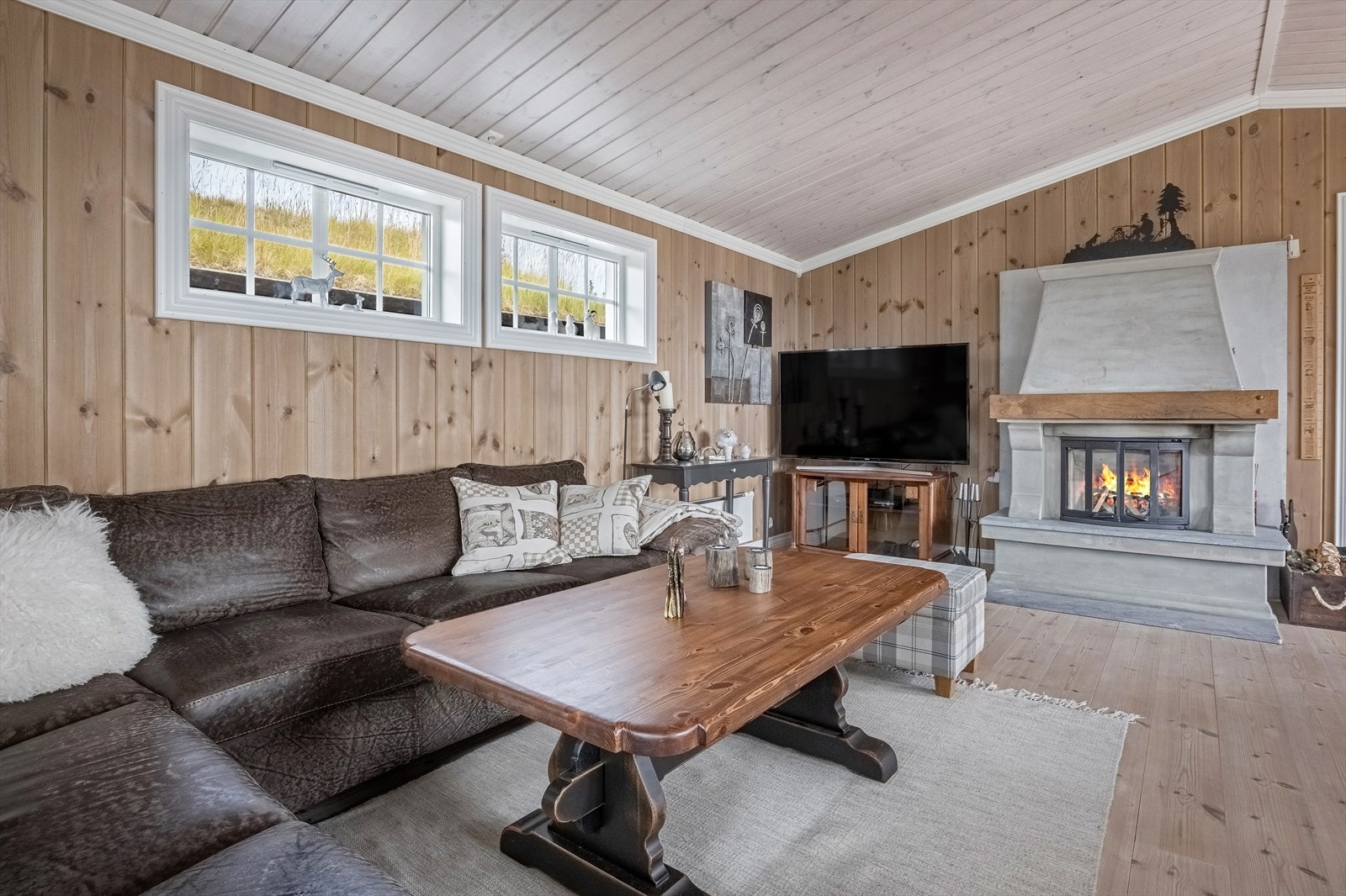 Stuen er romslig, og åpner opp for ulike møbleringsalternativer. Galleribilde