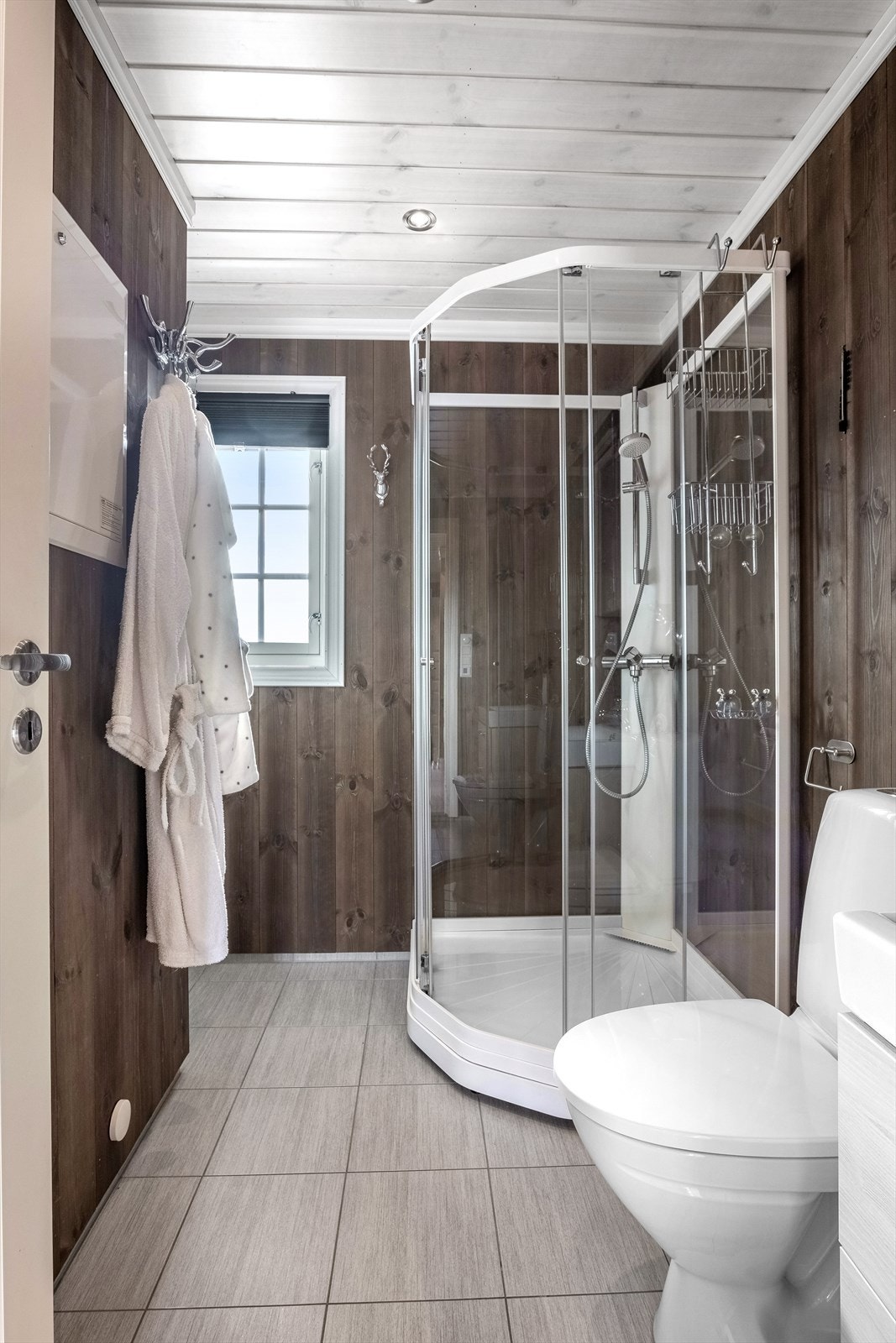 Den andre badet er innredet med en lys baderomsinnredning med servant, toalett og dusjkabinett. Galleribilde