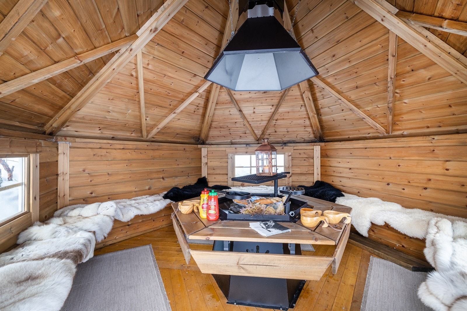 Grillhytta inviterer til gode stunder, sommer som vinter. Galleribilde
