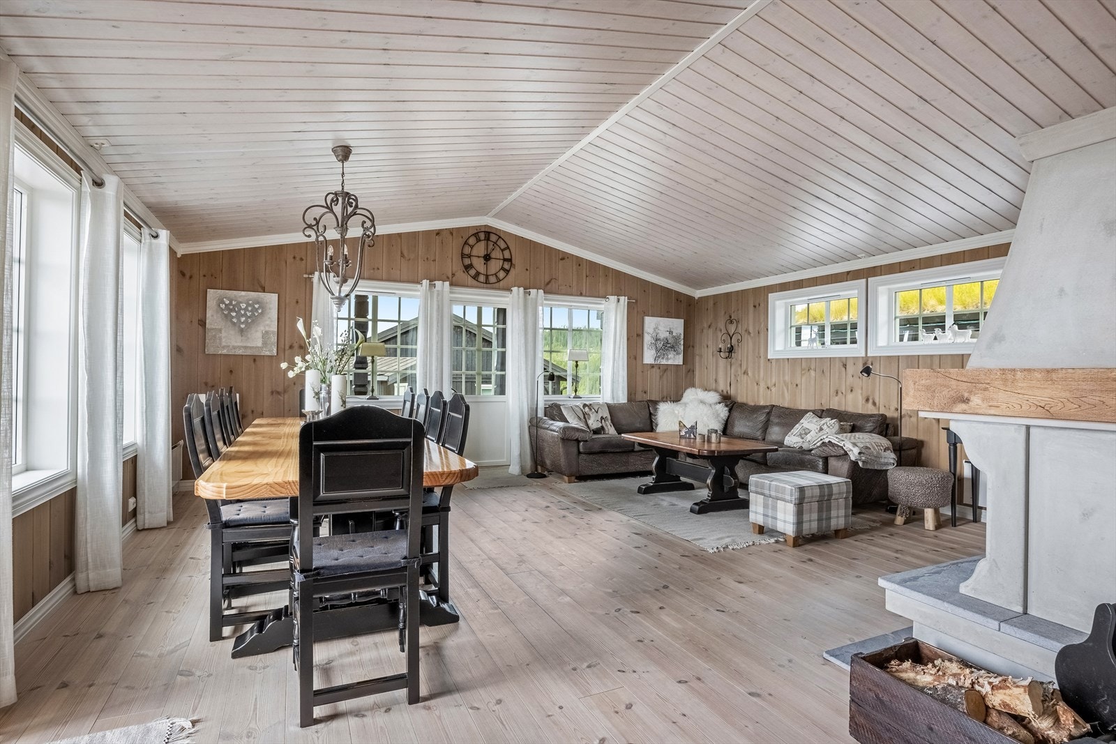 Stuen har ekstra takhøyde, som gir en god romfølelse. Galleribilde