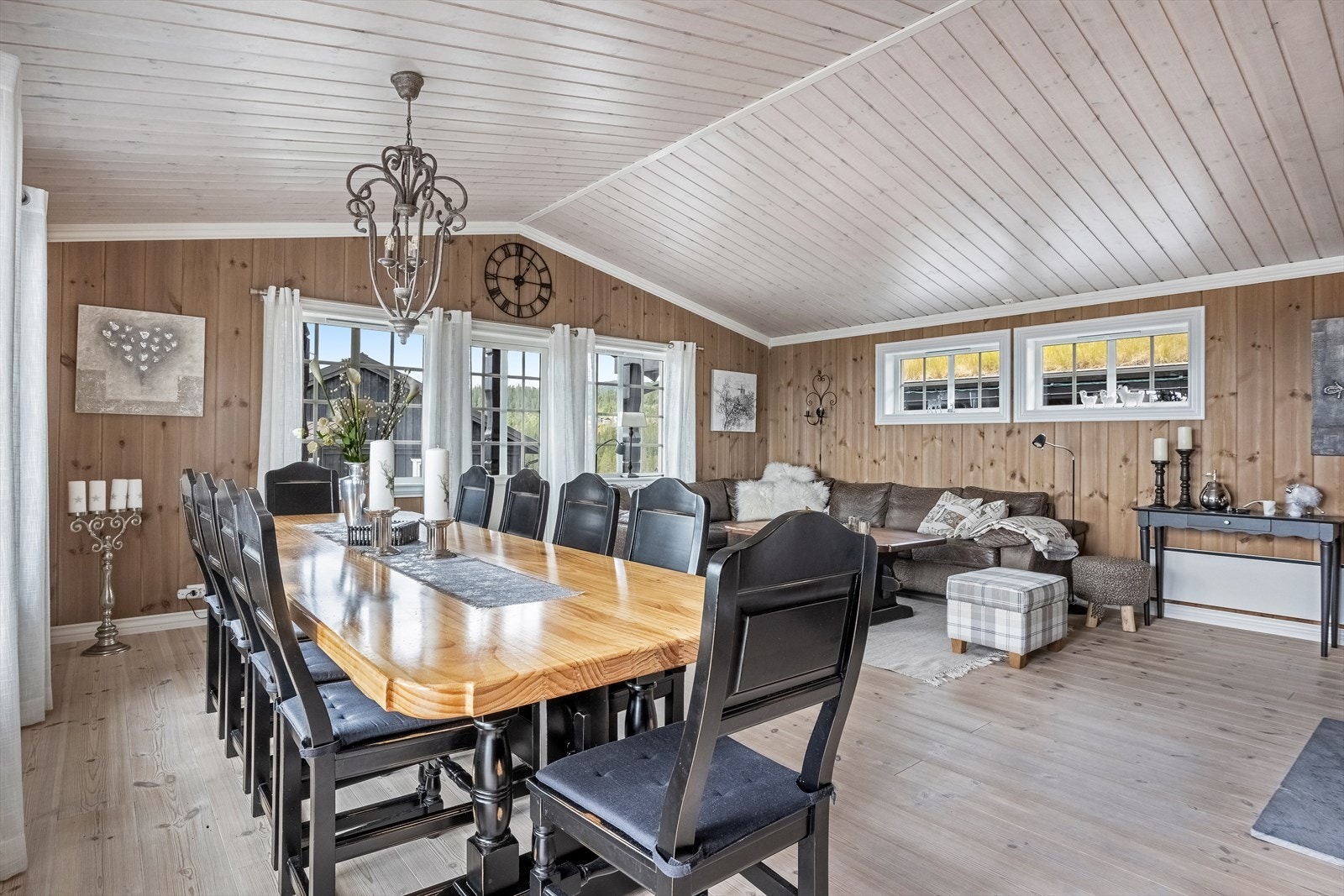 I stuen er det rom for et stort spisebord slik at du kan invitere flere gjester. Galleribilde