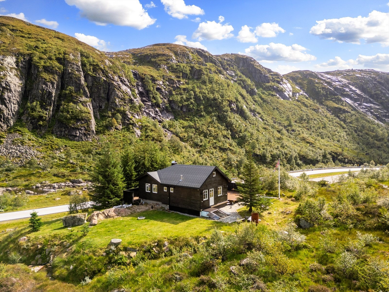Hytten ligger avskjermet, barnevennlig og fint til i terrenget. Galleribilde